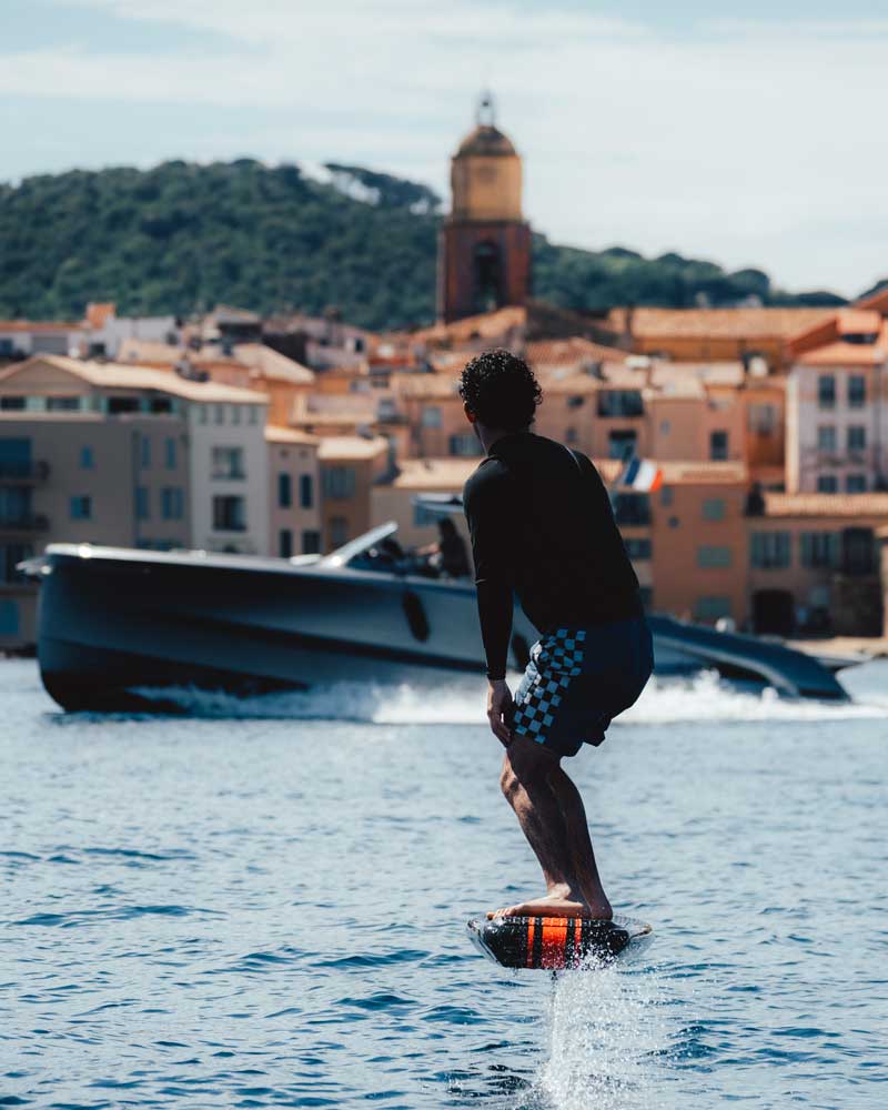 Alexis en efoil face au village de Saint-Tropez